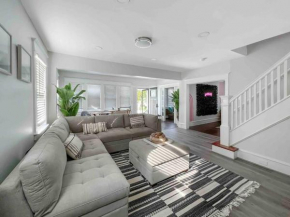 Modern Full Home Near Casinos off street parking